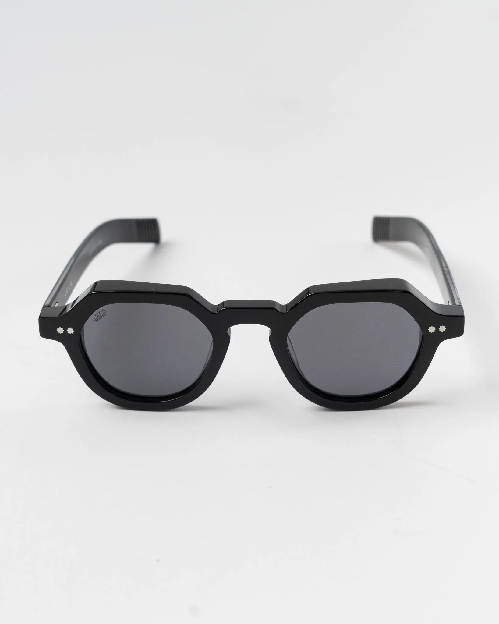 AKILA LOLA Sunglasses in Black