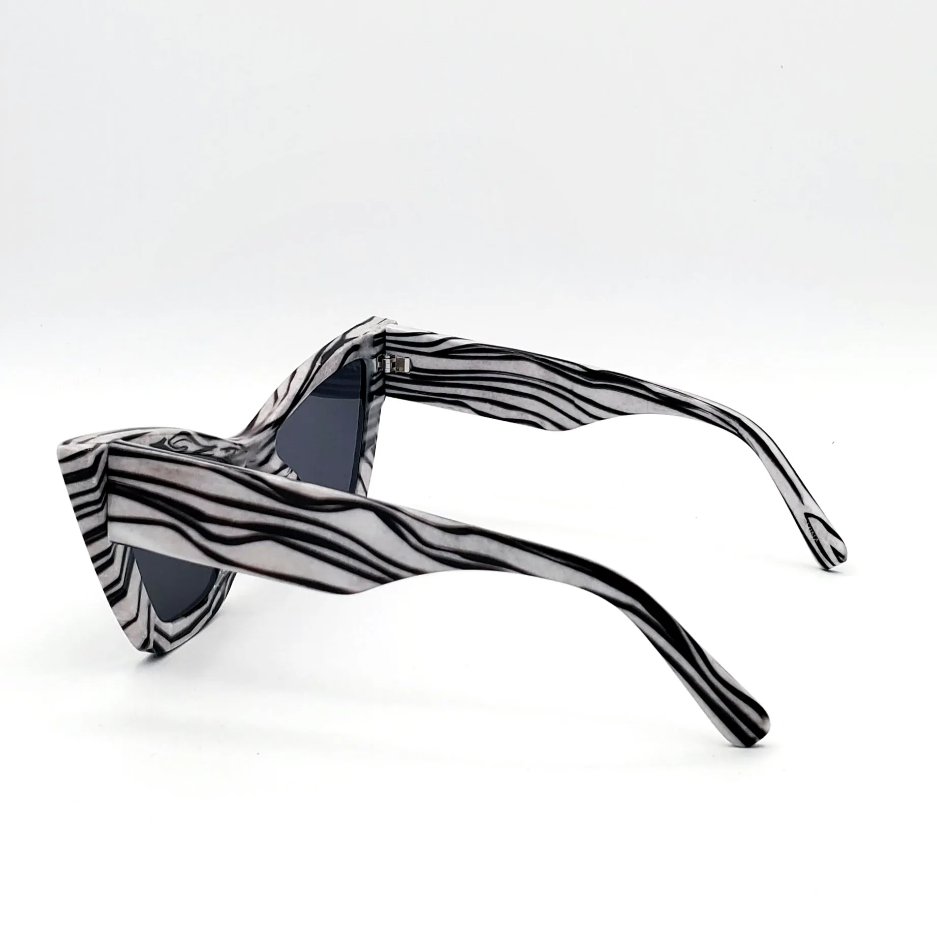 Angular Thick Frame Cat-Eye Sunglasses - Black & Grey Woodgrain